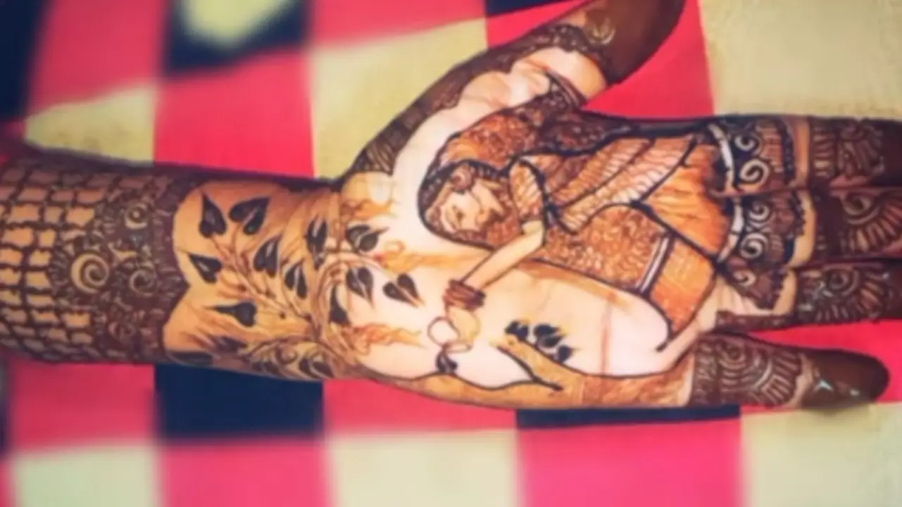 Karwa Chauth 2025: চন্দ্র দর্শন করে স্বামীর দিকে চোখ তুলে তাকিয়ে মঙ্গল কামনার নামই করওয়া চউথ, দেখুন সধবা মহিলারা কীভাবে মেহেন্দি পরবেন বিশেষ দিনে