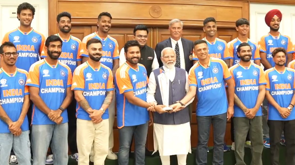 Indian Cricket Team Meets PM Modi: বিশ্বকাপজয়ী ভারতীয় দলের সঙ্গে নিজের বাসভবনে দেখা করলেন প্রধানমন্ত্রী, দিলেন সংবর্ধনাও (দেখুন ভিডিও)