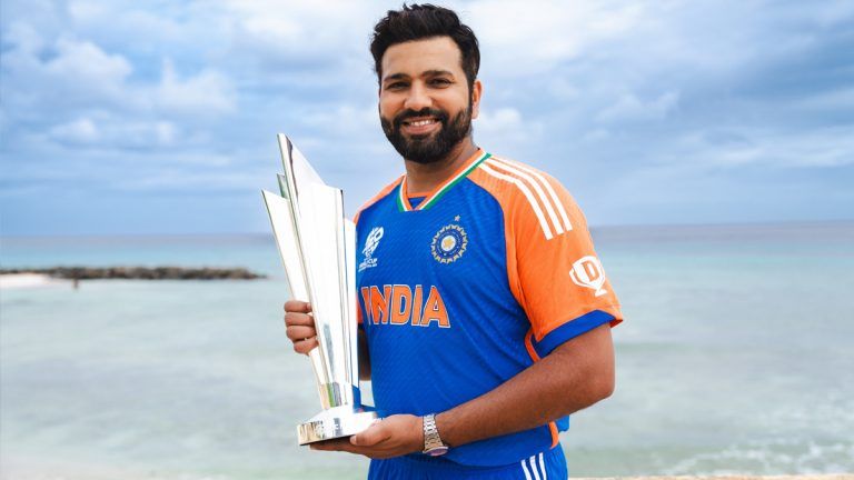 Rohit Sharma Poses With T20 WC Trophy: টি-টোয়েন্টি ট্রফি বার্বাডোজের সমুদ্র সৈকতে অধিনায়ক রোহিত, ছবি শেয়ার করল বিসিসিআই (দেখুন পোস্ট)