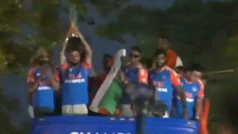 Team India's Victory Parade Video: বিশ্বজয়ীদের ঘিরে উল্লাসে ফেটে পড়ল মুম্বই, দেখুন ভারতীয় ক্রিকেট দলের 'ভিক্ট্রি প্যারেড'